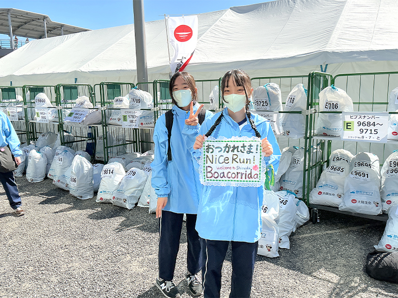 静岡マラソンでボランティアをする女子生徒の写真