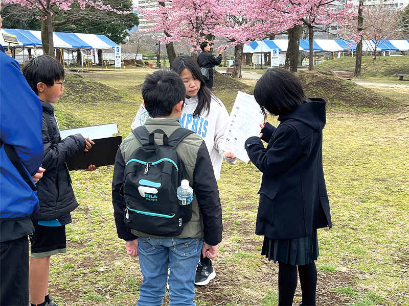 活動中の学生の写真