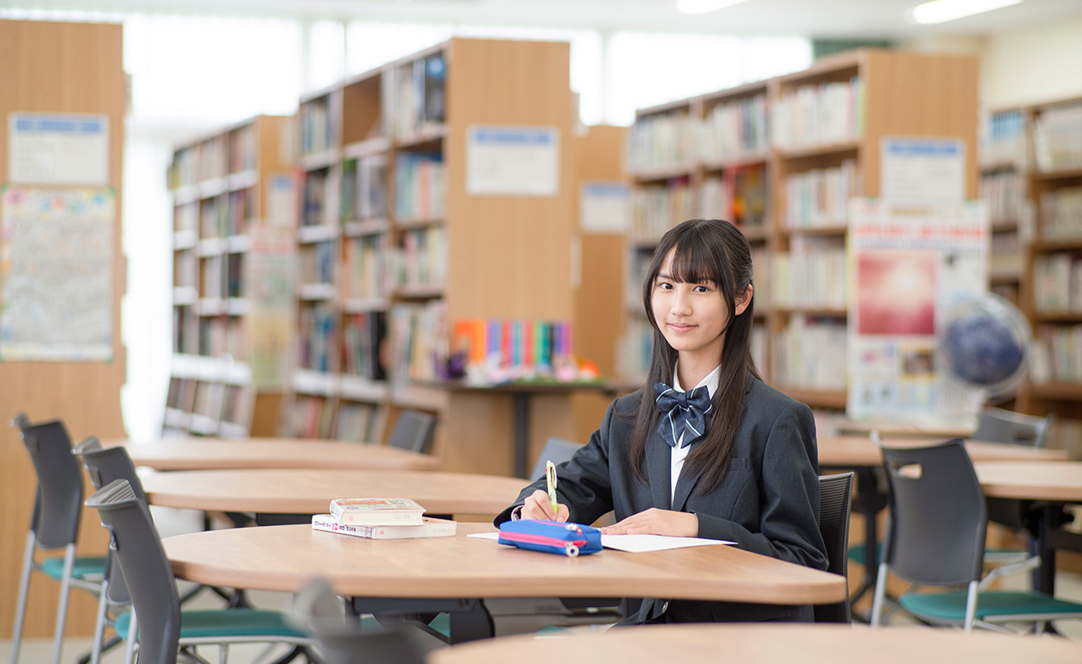 図書館で学ぶ女子生徒の写真