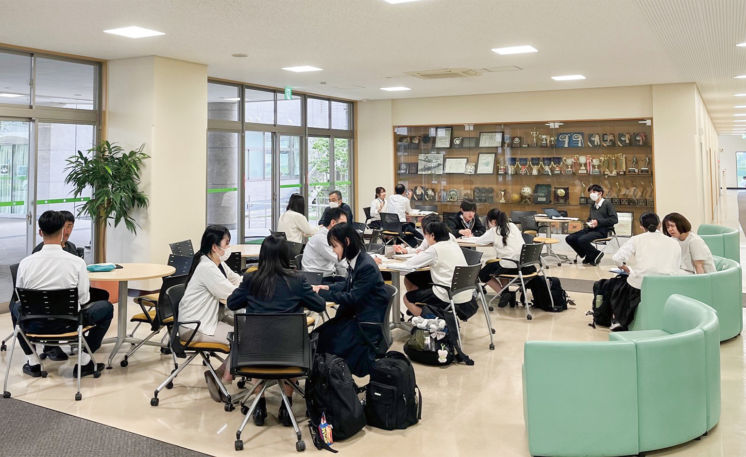 教員室前ロビーに生徒が集まる写真
