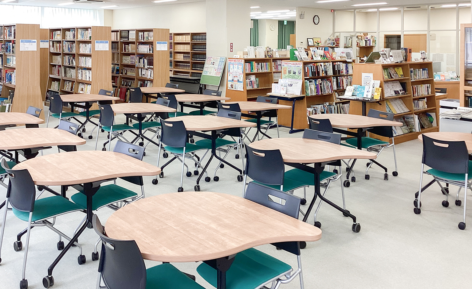 図書館内ラーニングコモンズの写真