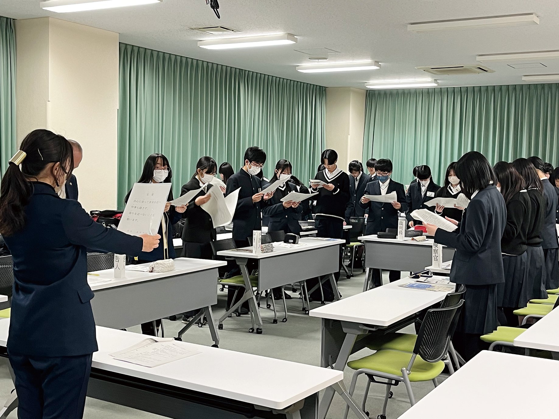 模擬裁判をする学生たちの写真