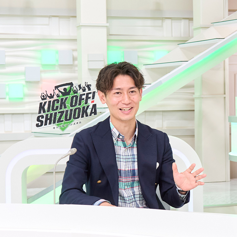 スタジオで話す須藤さんの写真